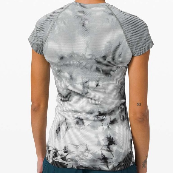 Lululemon Swiftly Tech Short Sleeve 2.0 Shibori Stripe Graphite Gray - Picture 4 of 12